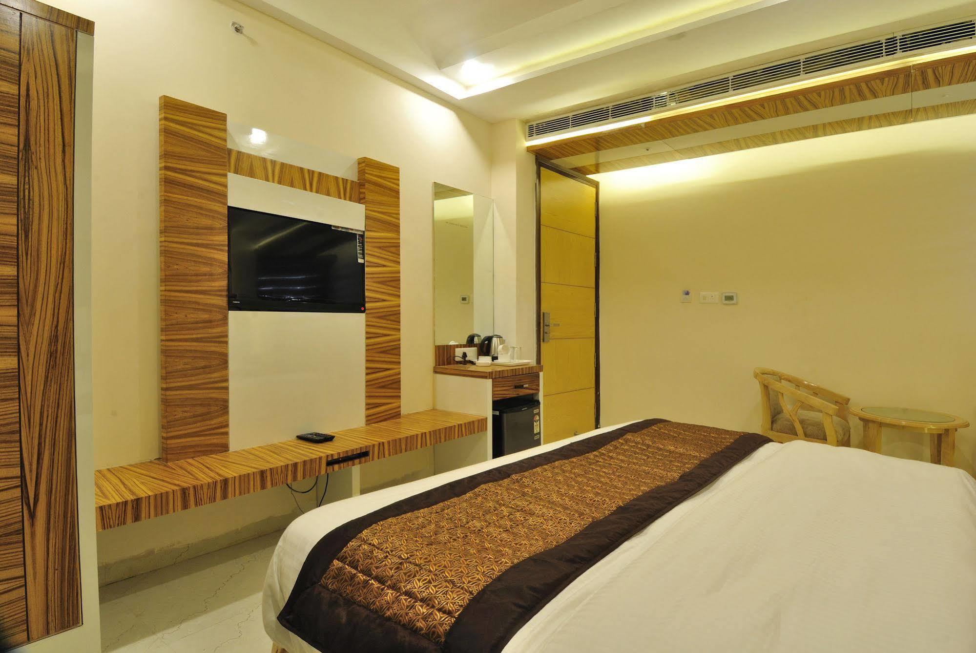 Hotel Aman Continental - 2Mins From Railway Station And 5 Mins From Metro Nueva Delhi Exterior foto